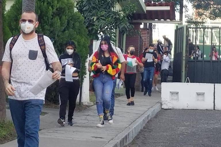Docentes contagiados de Covid que no pudieron vacunarse tendrán que esperar dos meses para recibir su dosis de refuerzo, informa SEPyC
