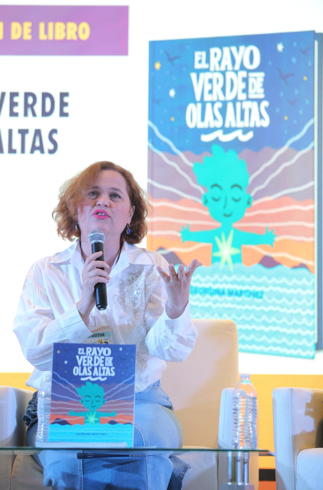 $!La escritora dedica a su libro a su hijo Julián.