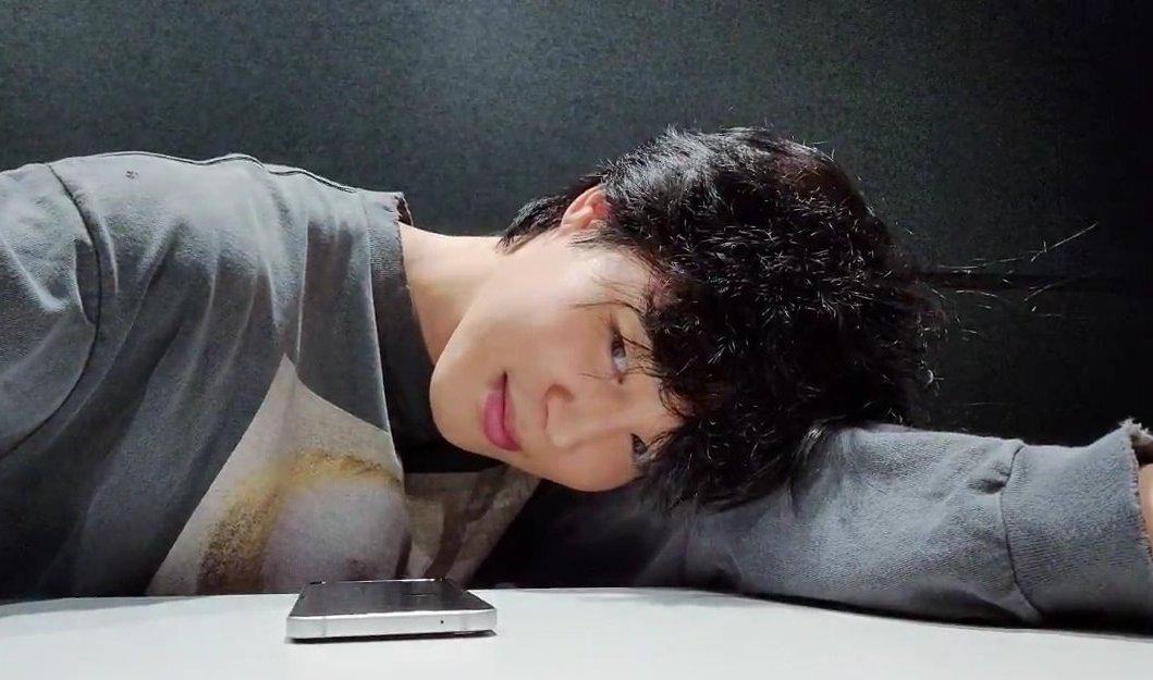 $!Previo al estreno del tema, Jimin hizo un Live a traves de la plataforma Weverse.