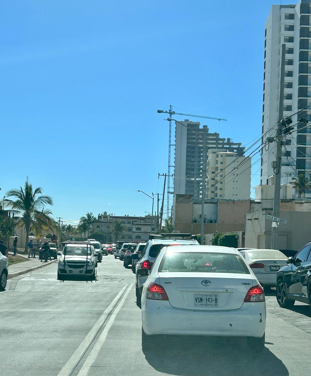 $!Desfile de escoltas escolares por el malecón provoca caos vial en Mazatlán