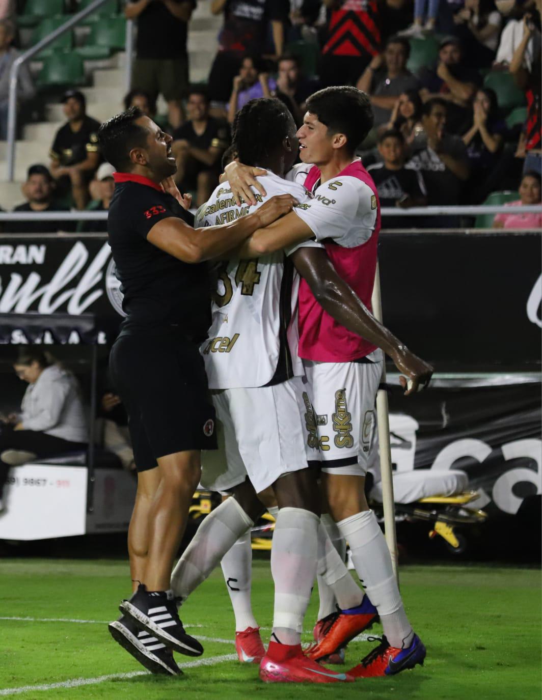 $!Xolos hace la maldad y elimina aspiraciones de Play-In para Mazatlán