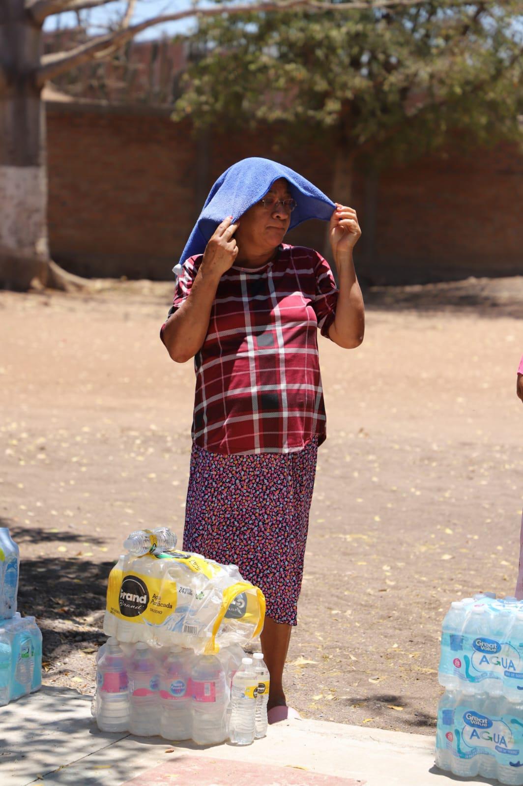 $!Sin declaratoria de emergencia por sequía en Sinaloa, familias de Mazatlán reciben dotación de agua