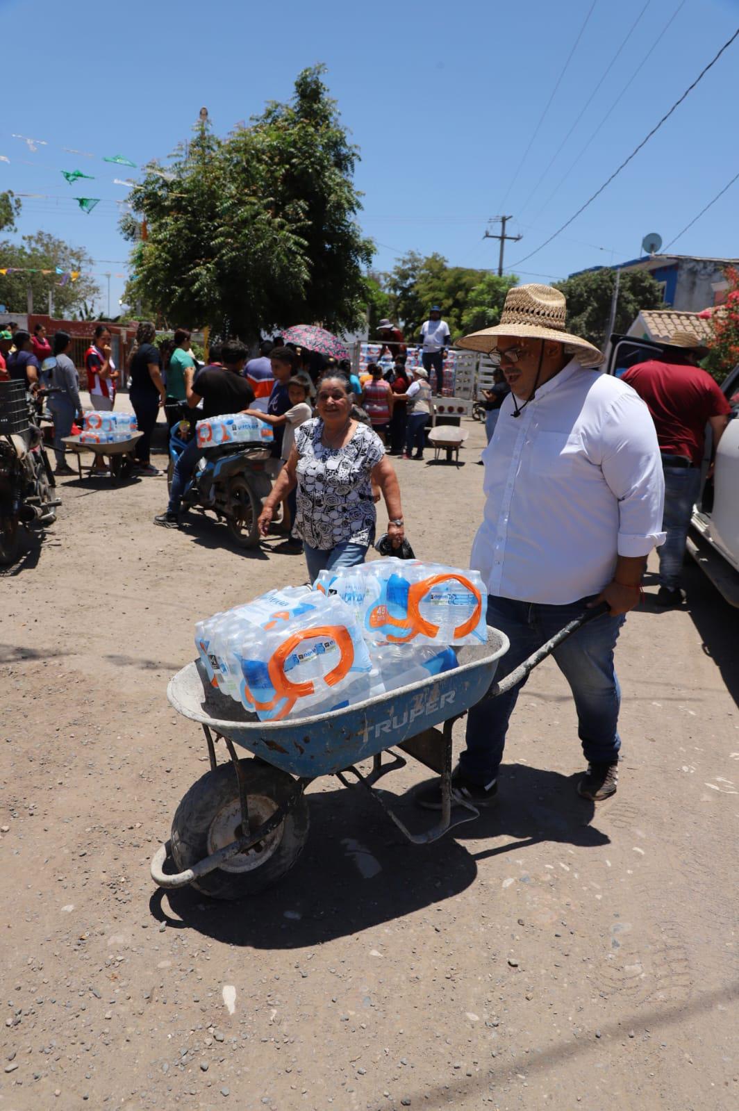 $!Sin declaratoria de emergencia por sequía en Sinaloa, familias de Mazatlán reciben dotación de agua
