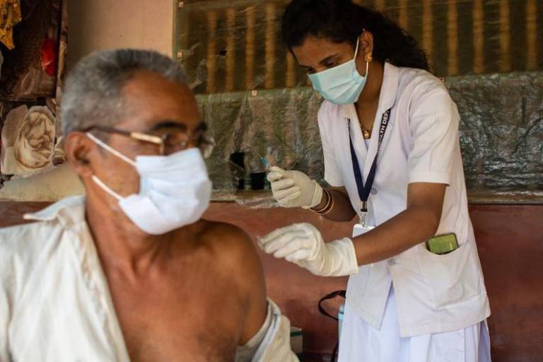 Muertes por Covid-19 descienden un 95%, pero aún hubo 14 mil muertos en un mes