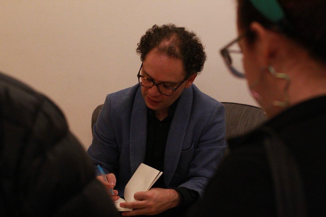 $!Al final de la presentación, el autor firmó algunos libros.