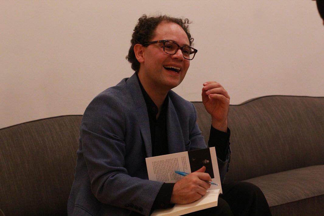 $!El autor conversó con el público que asistió a la presentación del libro.