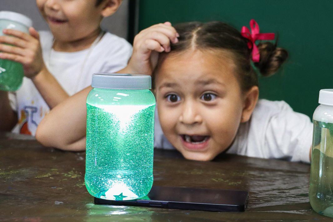 $!Diversos experimentos emocionaron a los pequeños.