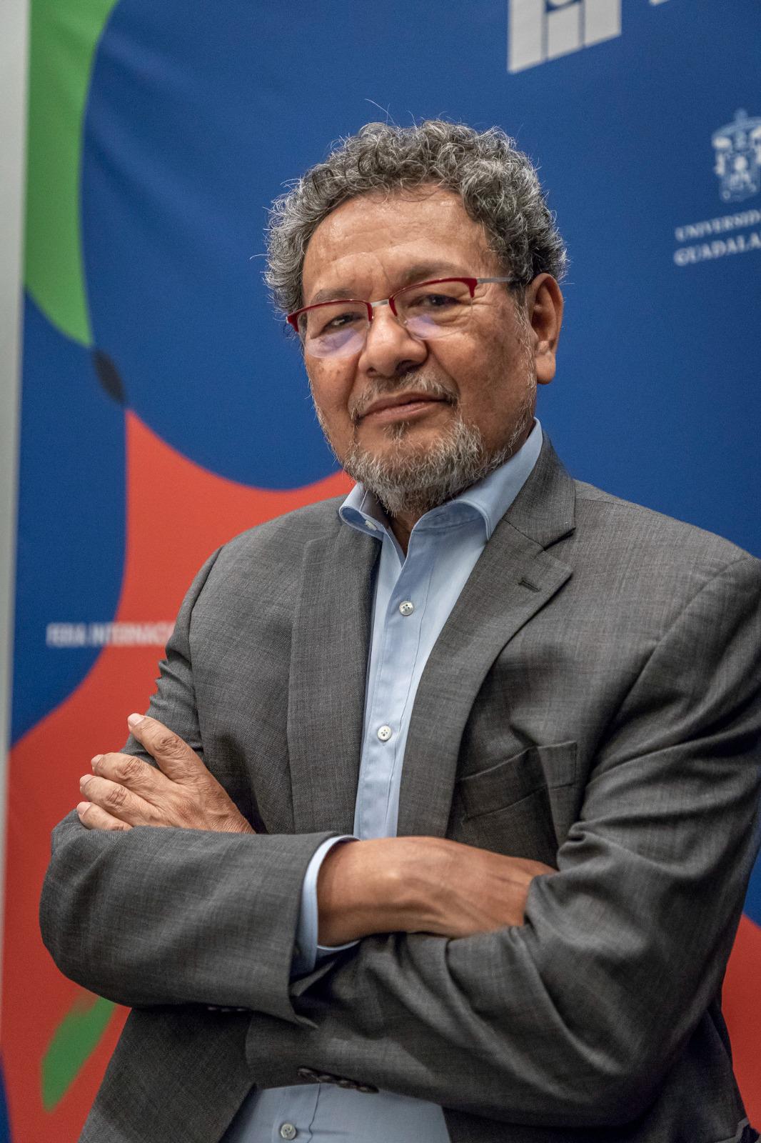 $!Élmer Mendoza señaló que en Culiacán se inaugurará este martes la cátedra de teatro impartida por Miguel Alonso Gutiérrez.