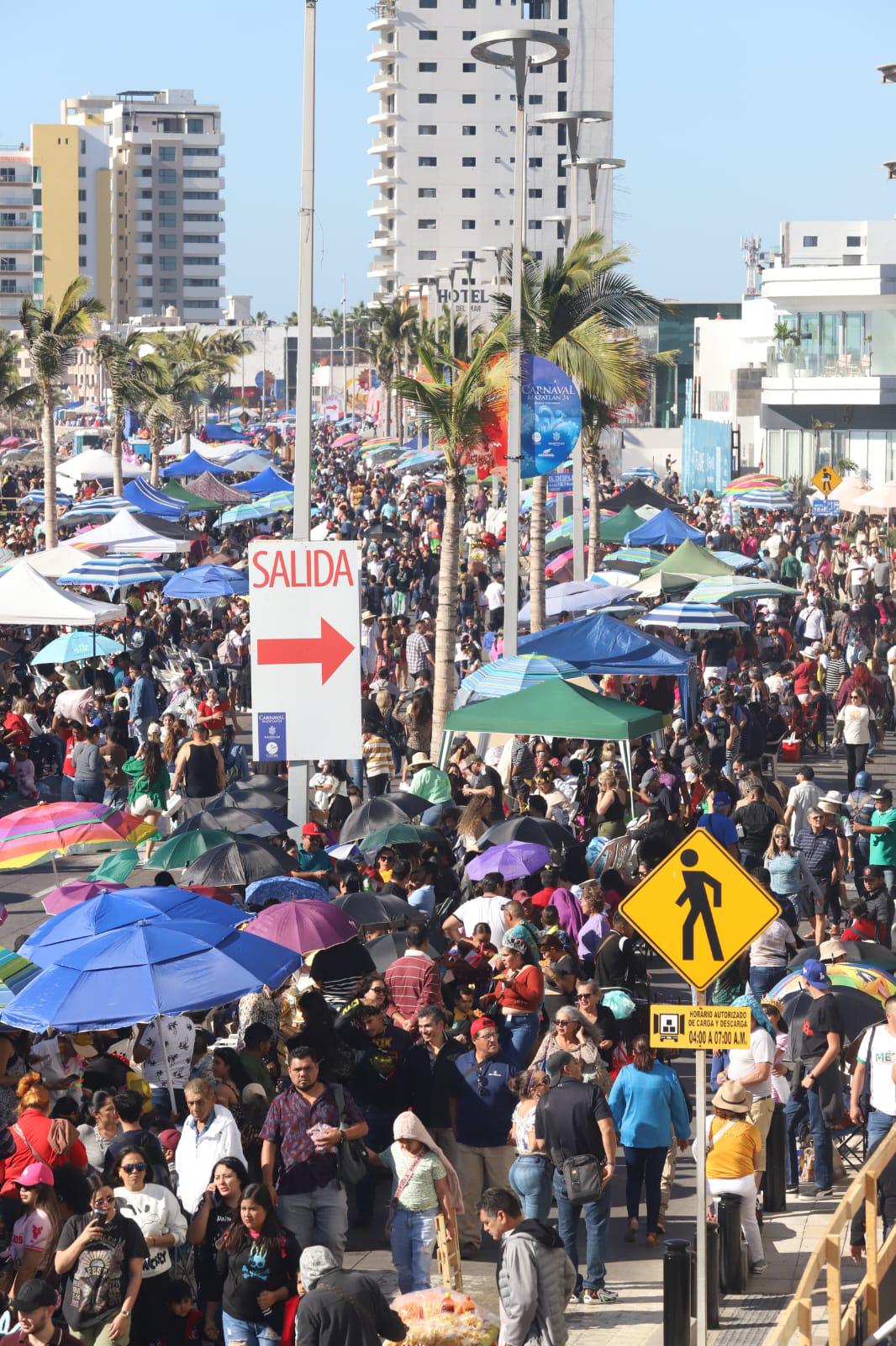 $!#Galería | Malecón de Mazatlán se muestra abarrotado y listo para que inicie la algarabía del desfile