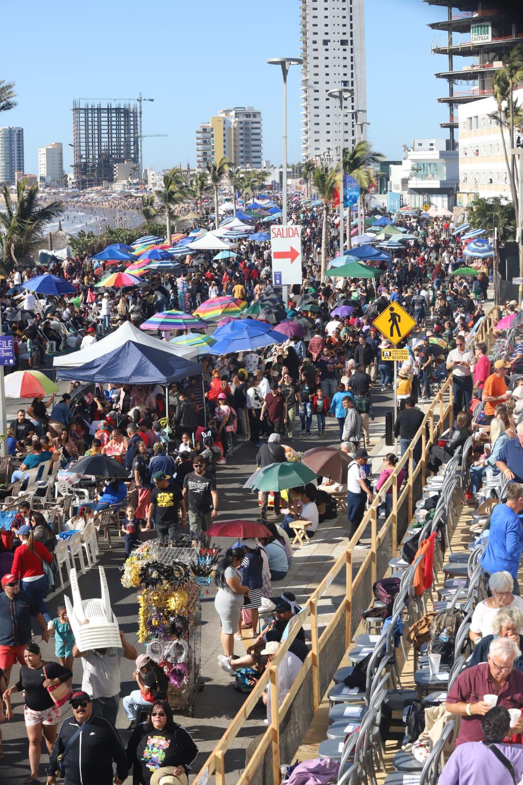 $!#Galería | Malecón de Mazatlán se muestra abarrotado y listo para que inicie la algarabía del desfile