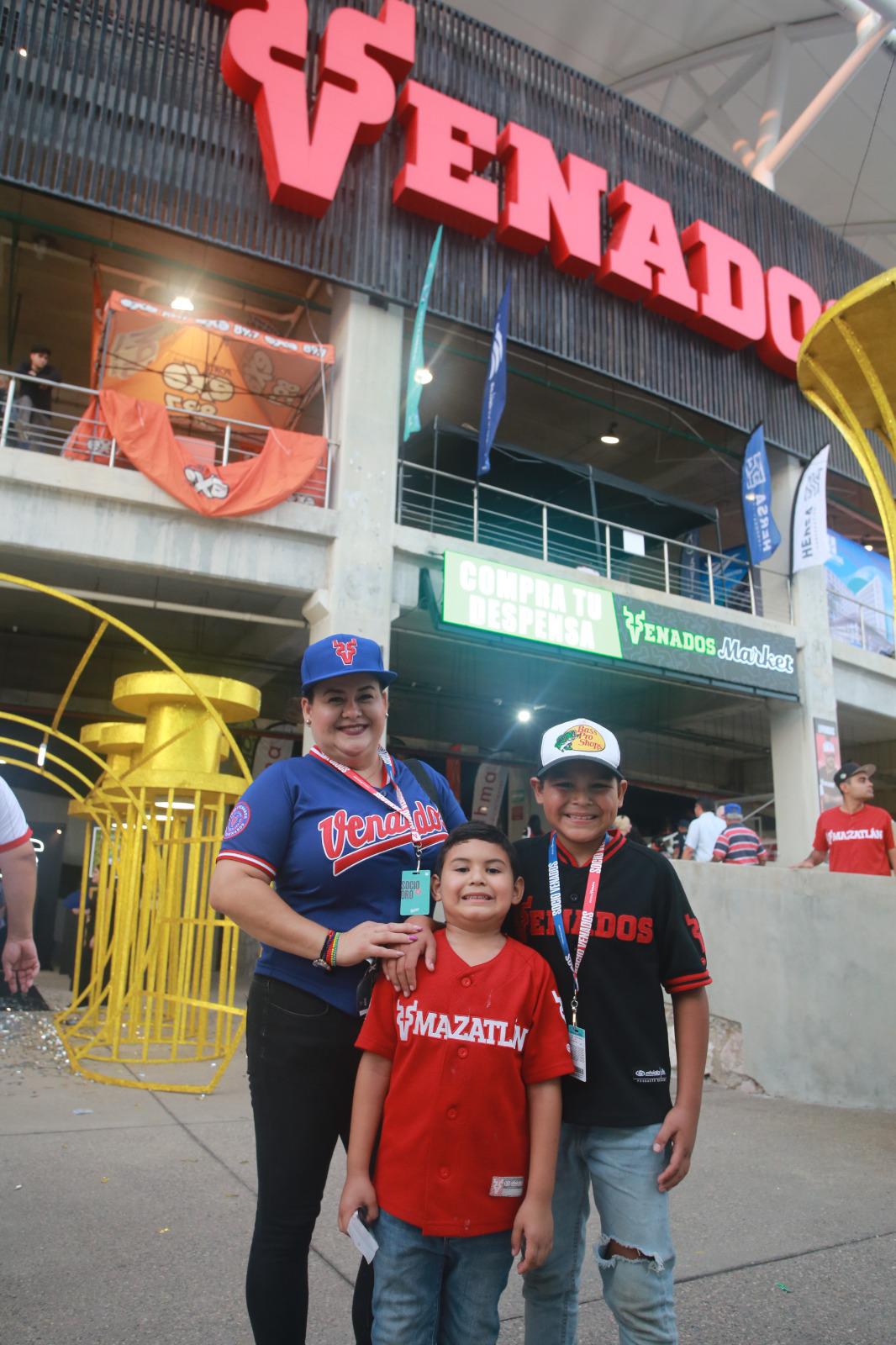 $!Gloria González junto a Érick y José David González.