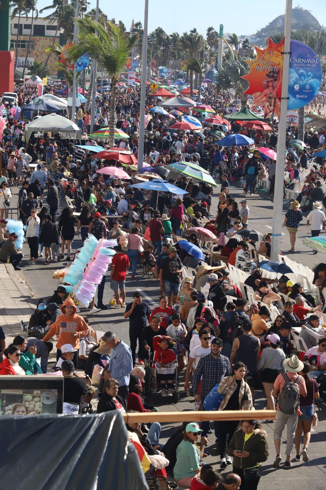 $!#Galería | Malecón de Mazatlán se muestra abarrotado y listo para que inicie la algarabía del desfile