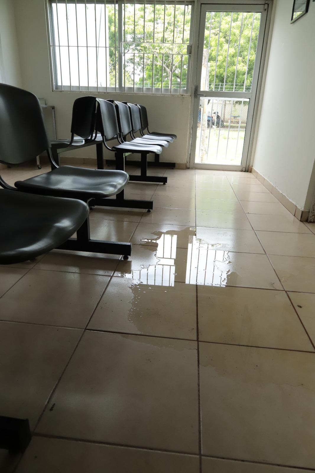 $!Aunque sigue lloviendo dentro del Centro de Salud de la Jaripillo, en Mazatlán, personal continúa con atenciones