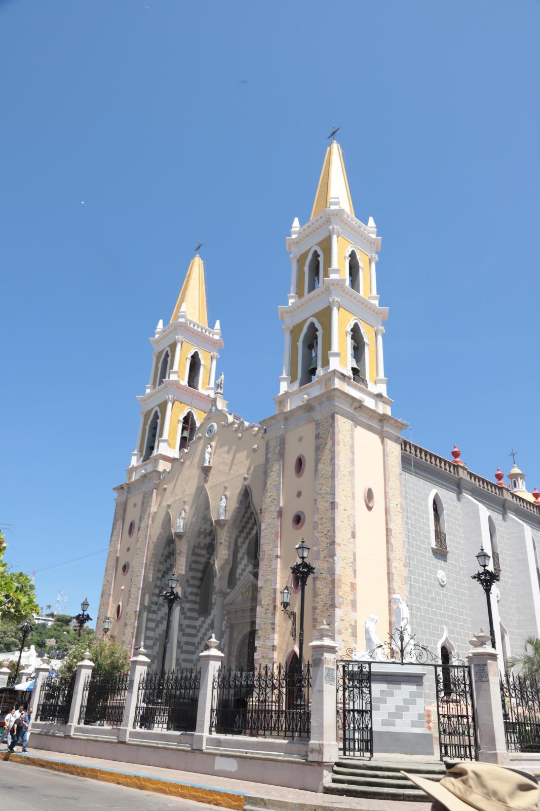 $!Urge Obispo a reparar los pararrayos de la Catedral de Mazatlán