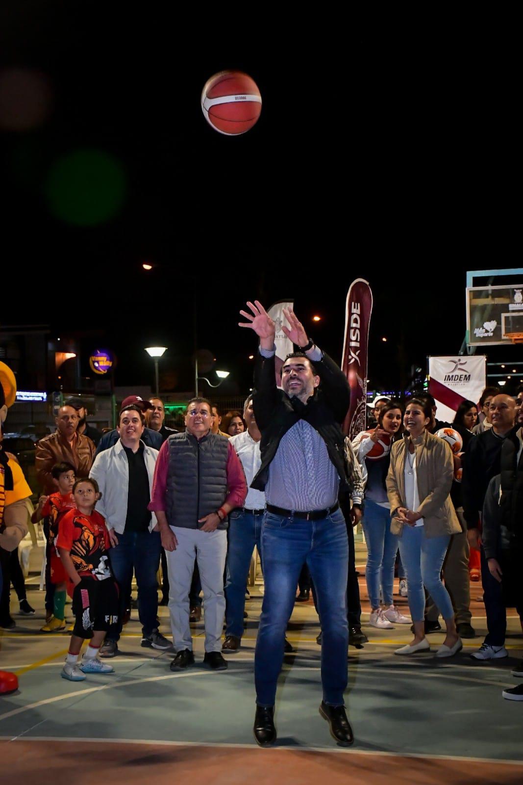 $!Estrena iluminación led cancha de basquetbol del Parque Lineal Óscar Pérez Escobosa