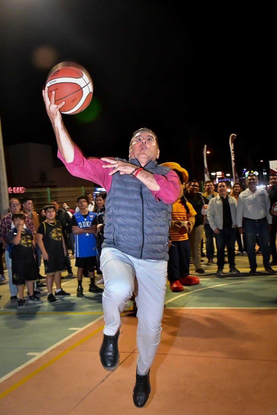 $!Estrena iluminación led cancha de basquetbol del Parque Lineal Óscar Pérez Escobosa