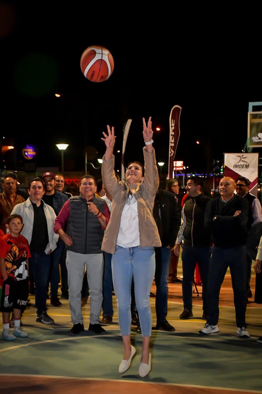 $!Estrena iluminación led cancha de basquetbol del Parque Lineal Óscar Pérez Escobosa