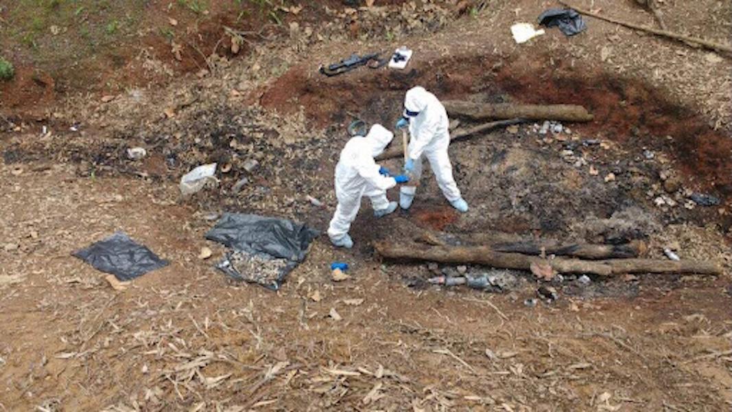 $!En uno de los campamentos localizados en Tala en 2017 encontraron leña y restos óseos calcinados. El CJNG incineraba los cuerpos de quienes asesinaba porque desobedecían órdenes o no servían para los trabajos del cártel.
