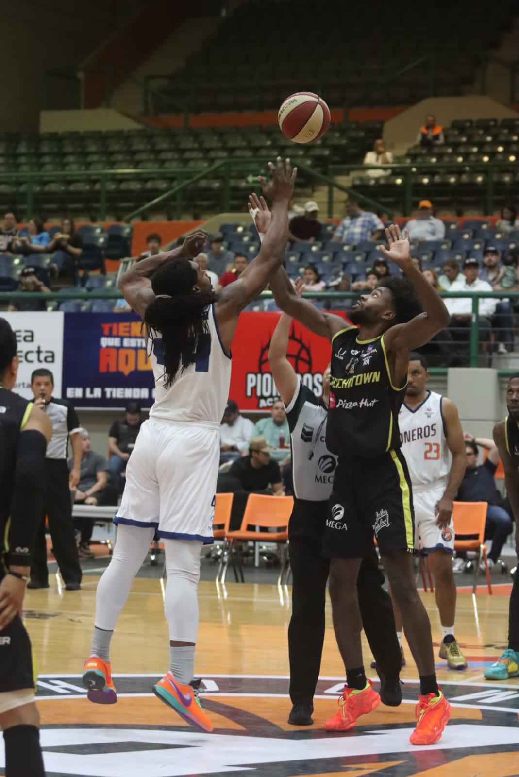 $!Caballeros de Culiacán toma de nuevo la ventaja en el playoffs ante Pioneros de Los Mochis