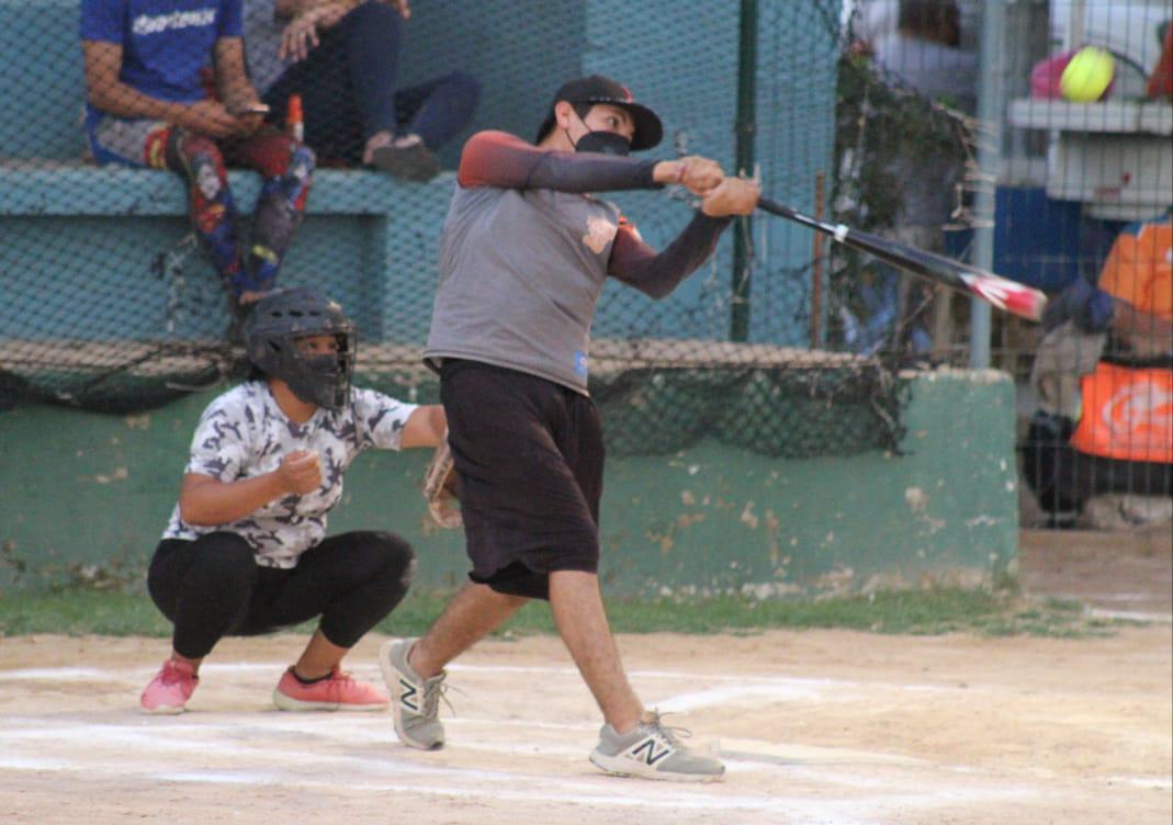 $!Bolillos asciende a la cima del Grupo B en la Liga de Softbol Municipal