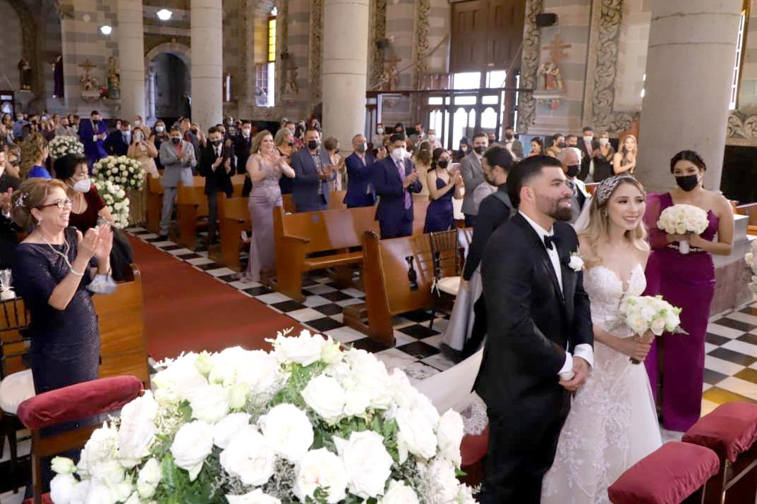 $!La ceremonia del jugador de los Astros de Houston, José Urquidy y Estefanía Durán fue en la Catedral de Mazatlán.