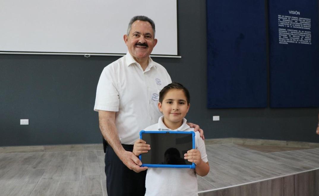 $!Estudiante recibiendo su tablets personalizada.