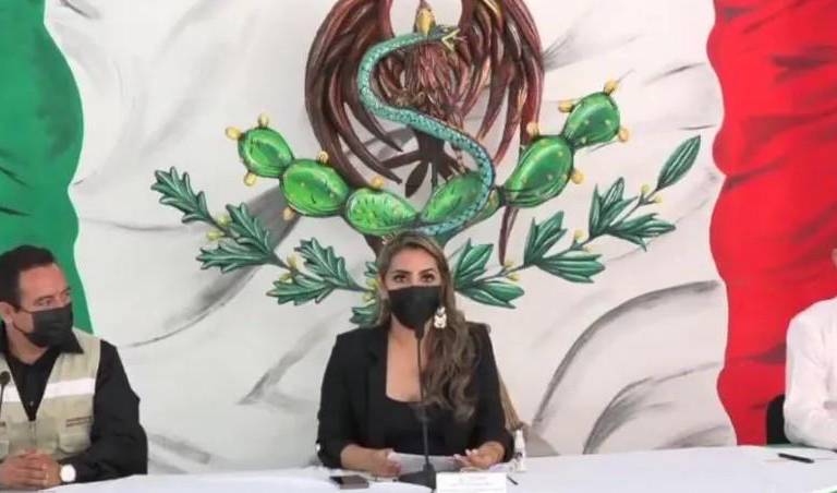 Evelyn Salgado aparece en acto con Bandera de México alterada; la serpiente forma una ‘S’