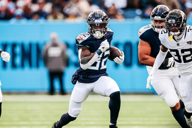 Jaguars fuera de los ‘playoffs’ con derrota ante Titans, que clasifica a Steelers y Bills