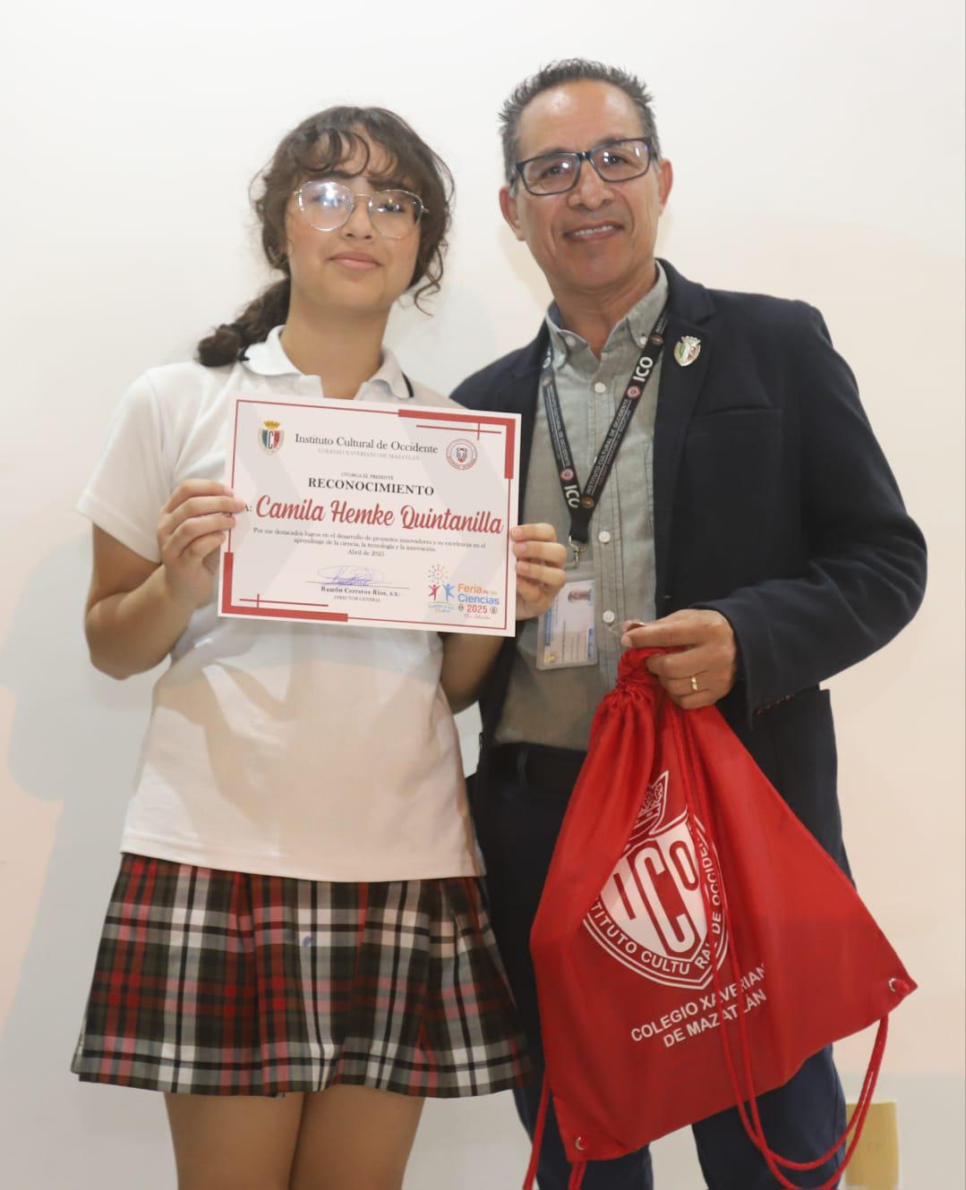 $!Camila Hemke Quintanilla con su reconocimiento.