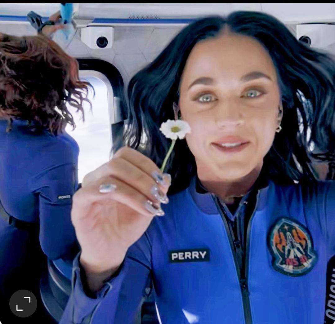 $!Katy Perry mostró una margarita.