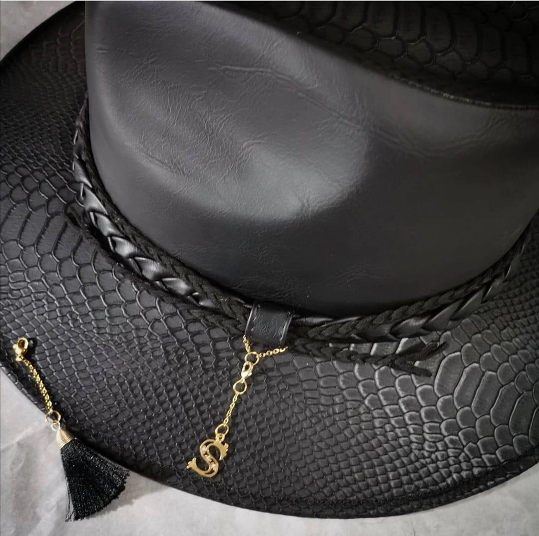 $!Sui Len Ferrer crea su propio ‘proyecto pandémico’ al personalizar sombreros para toda ocasión