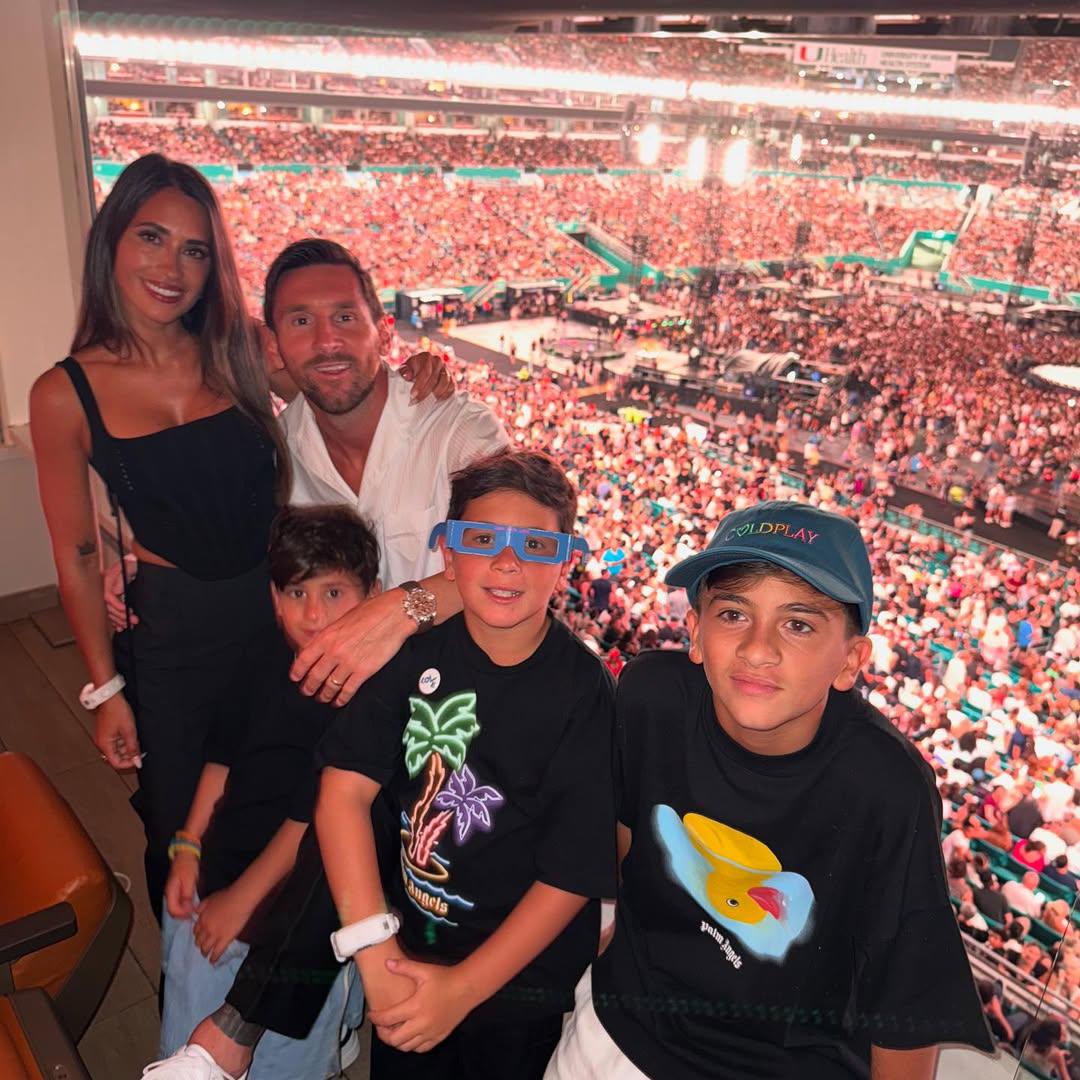 $!Messi es captado por la ‘kiss cam’ de Coldplay
