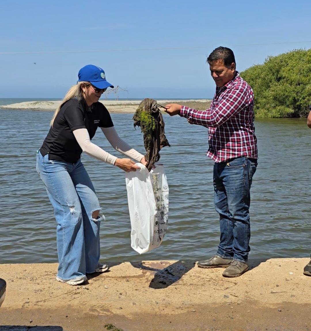 $!Realizan intensa jornada de limpieza en playas de Elota