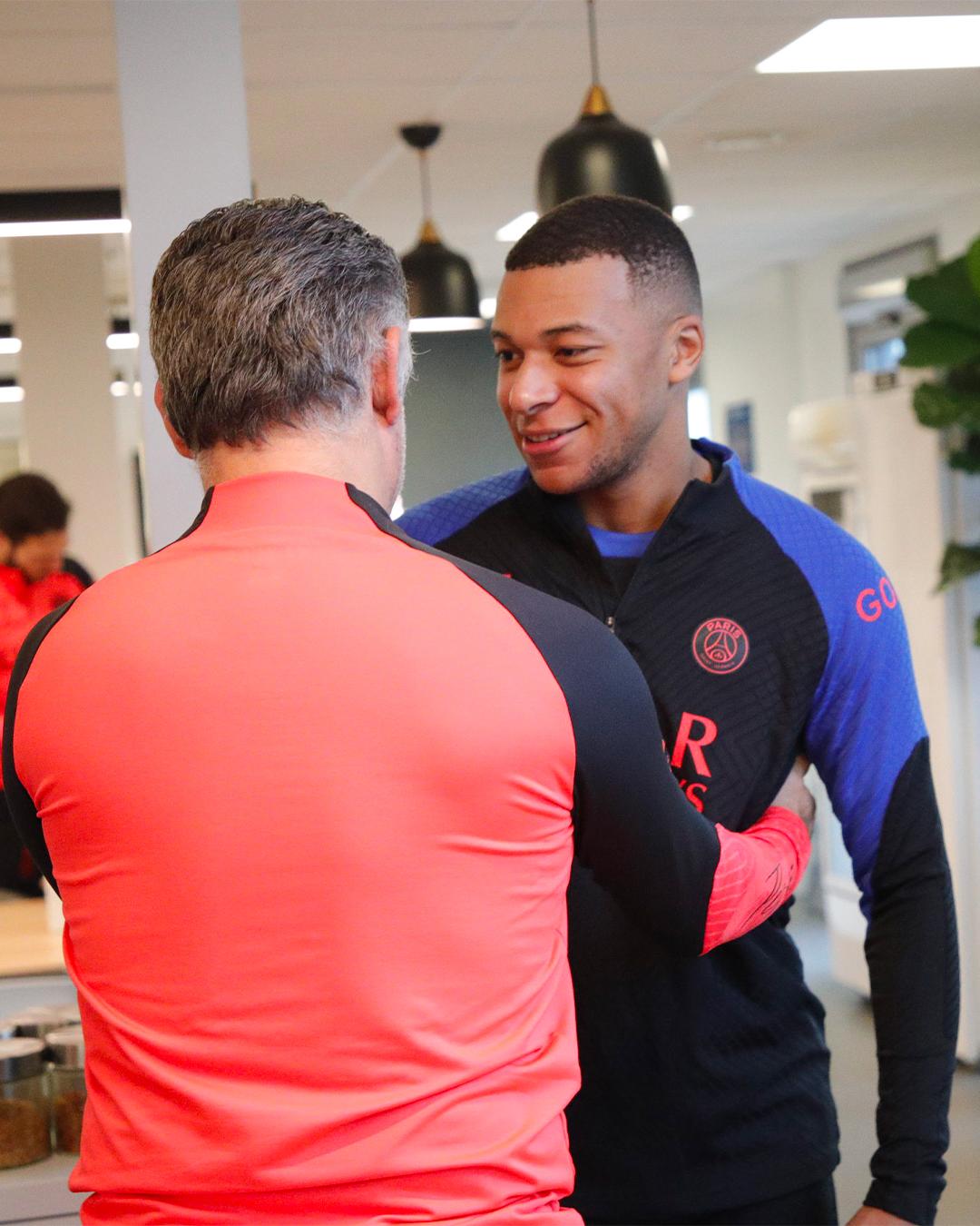 $!Kylian Mbappé regresa al entrenamiento con el PSG