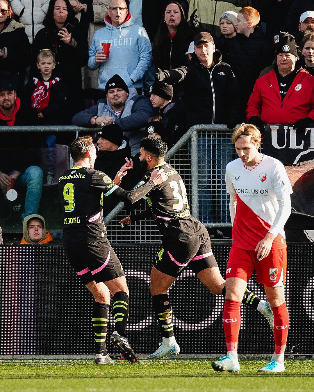 $!PSV Eindhoven golea al Utrecht con asistencia de Chucky Lozano