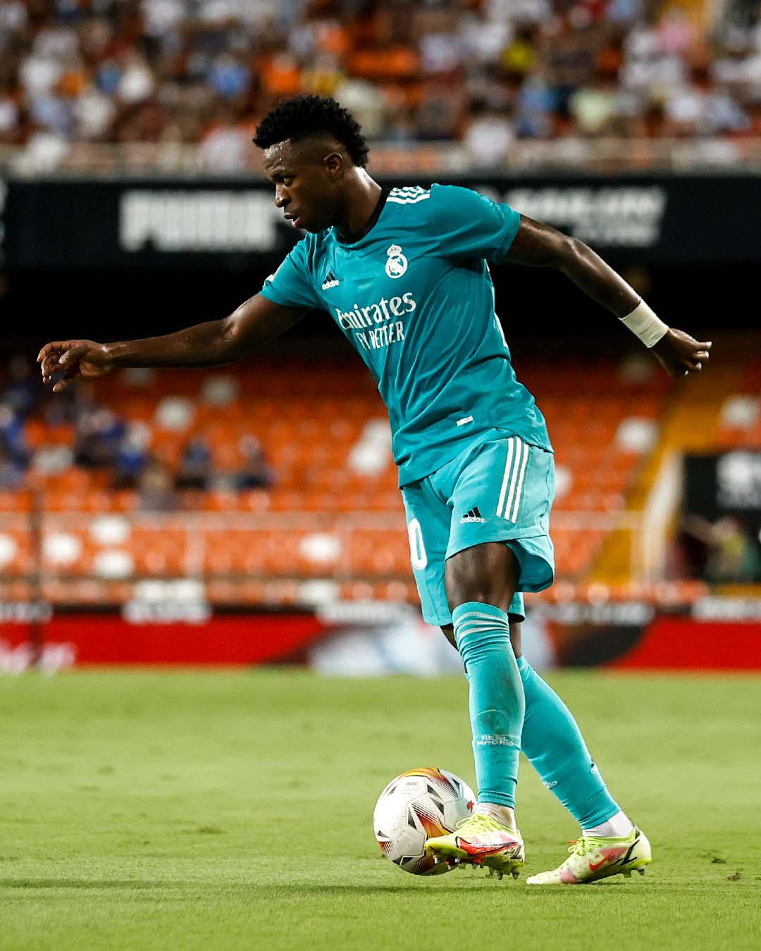 $!Vinicius y Benzema marcan ante el Valencia y salvan el liderato del Real Madrid
