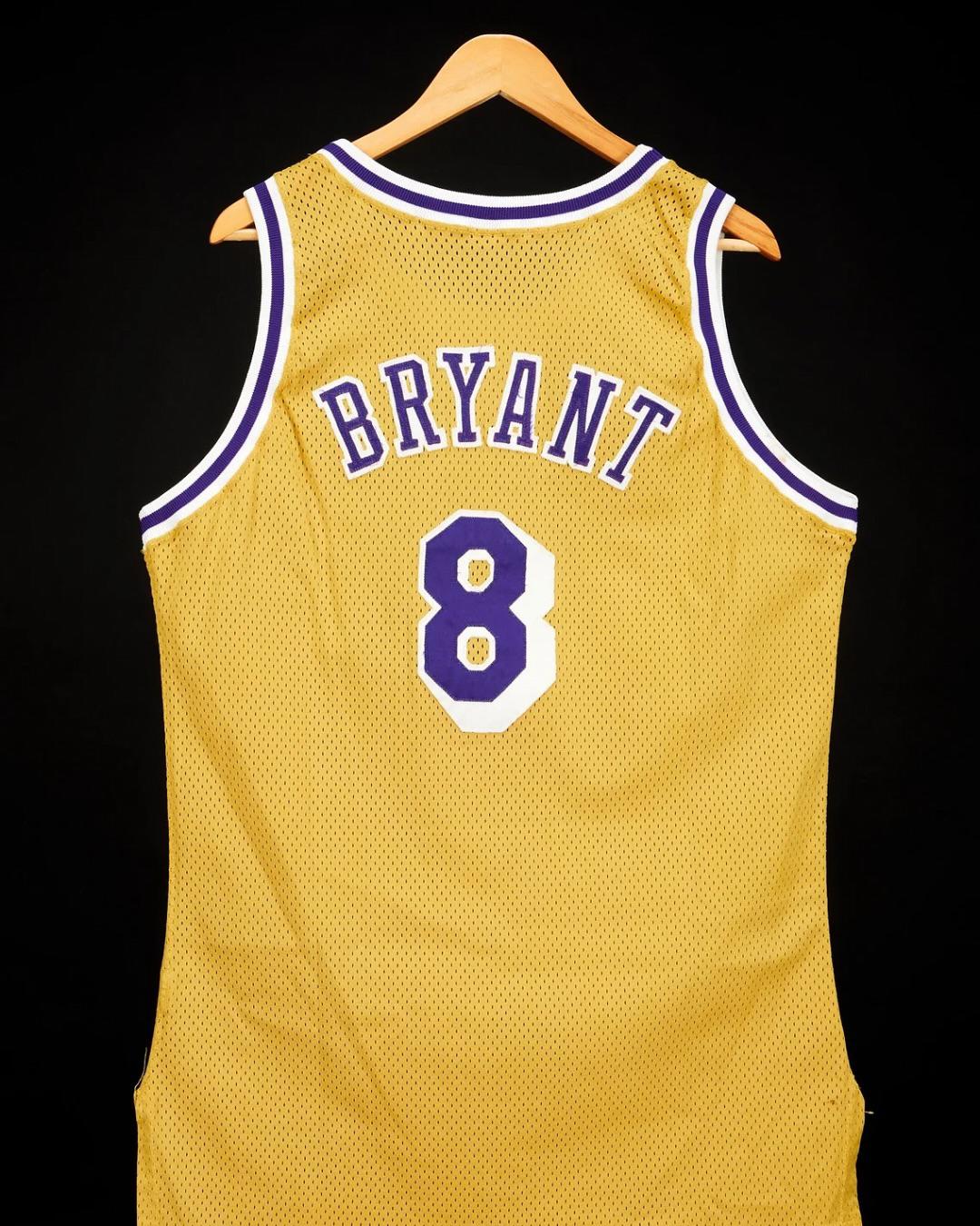$!Subastarán jerseys de debut de Michael Jordan y Kobe Bryant