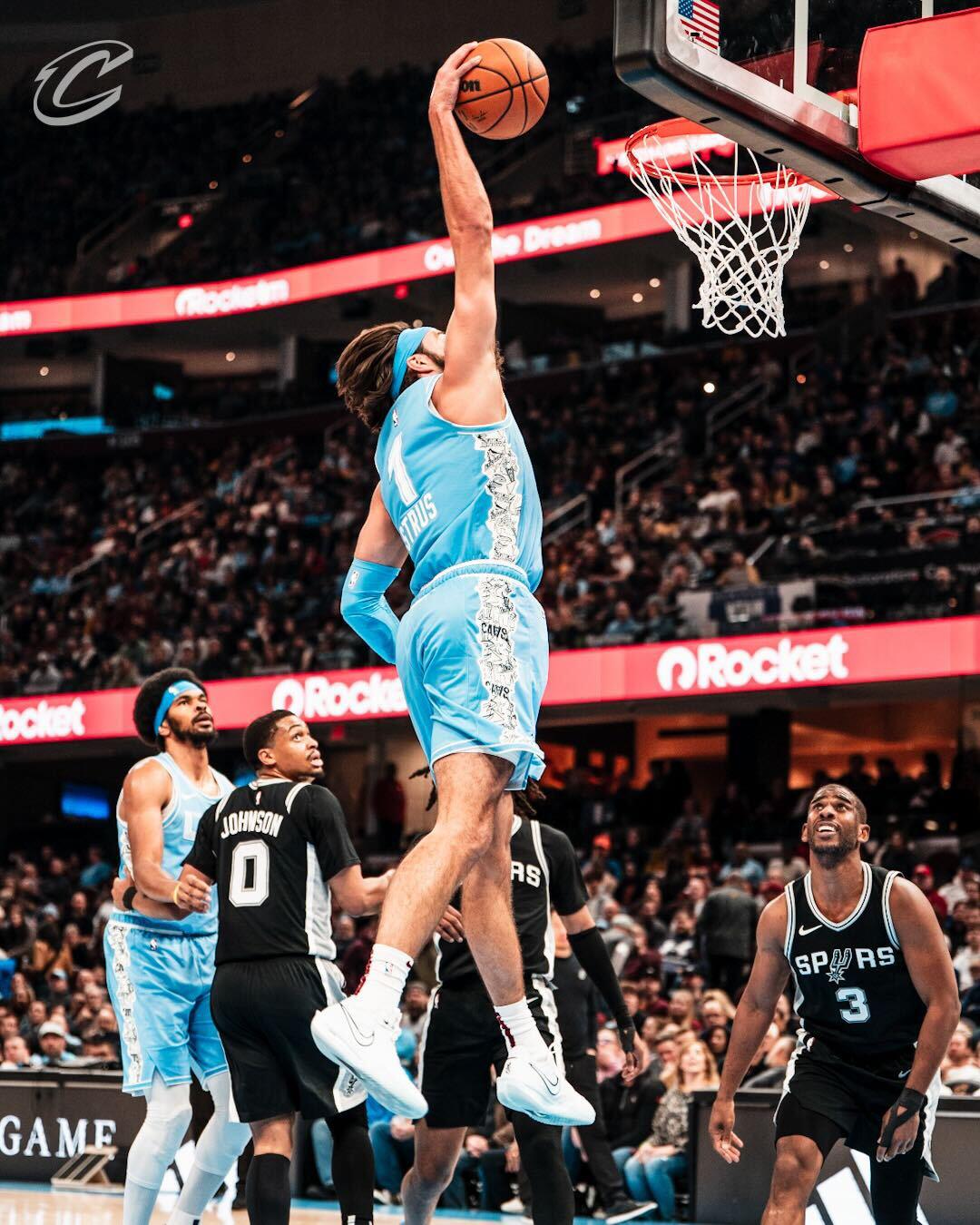 $!Cavaliers superan a Spurs con exhibición de Allen y Mitchell