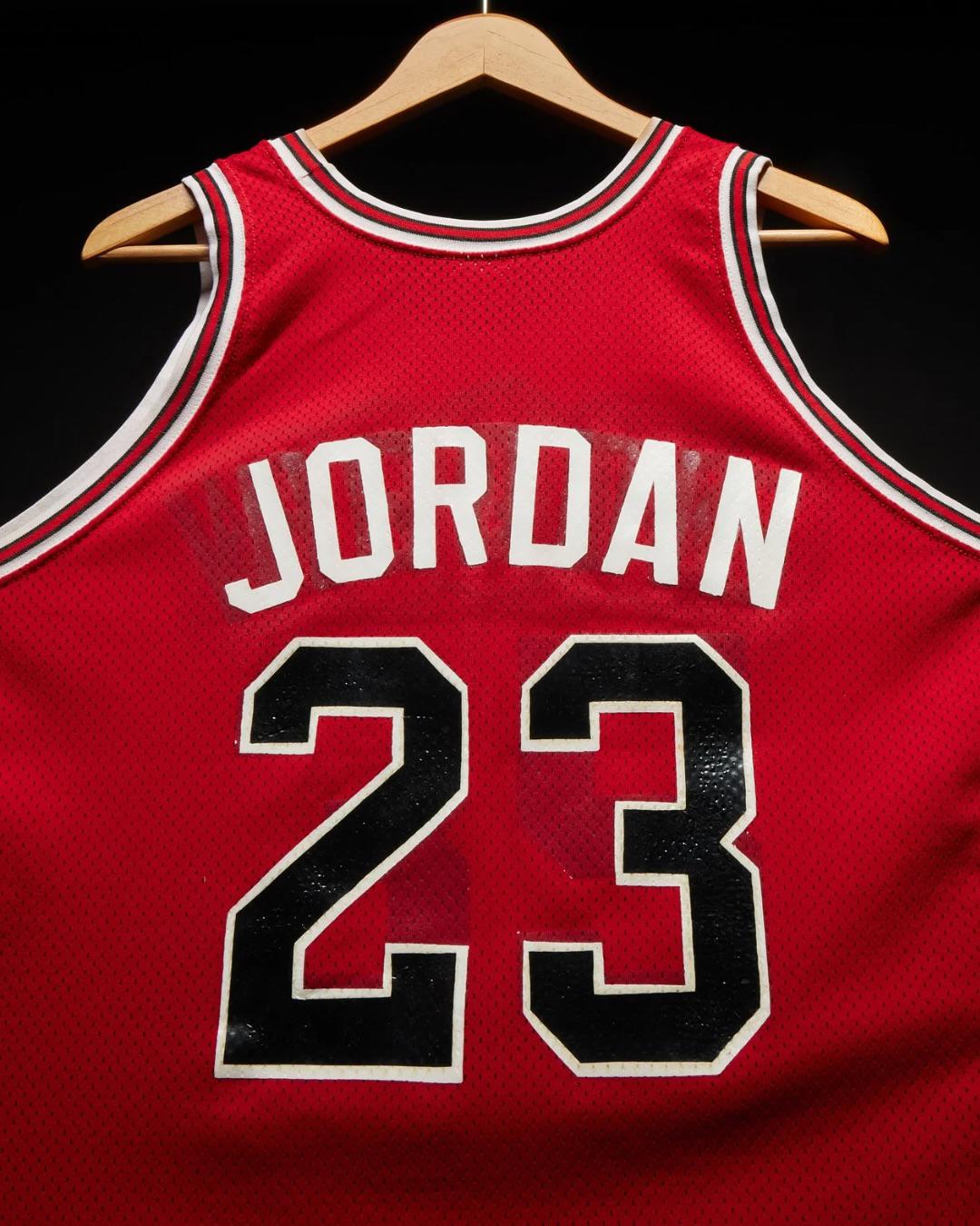 $!Subastarán jerseys de debut de Michael Jordan y Kobe Bryant