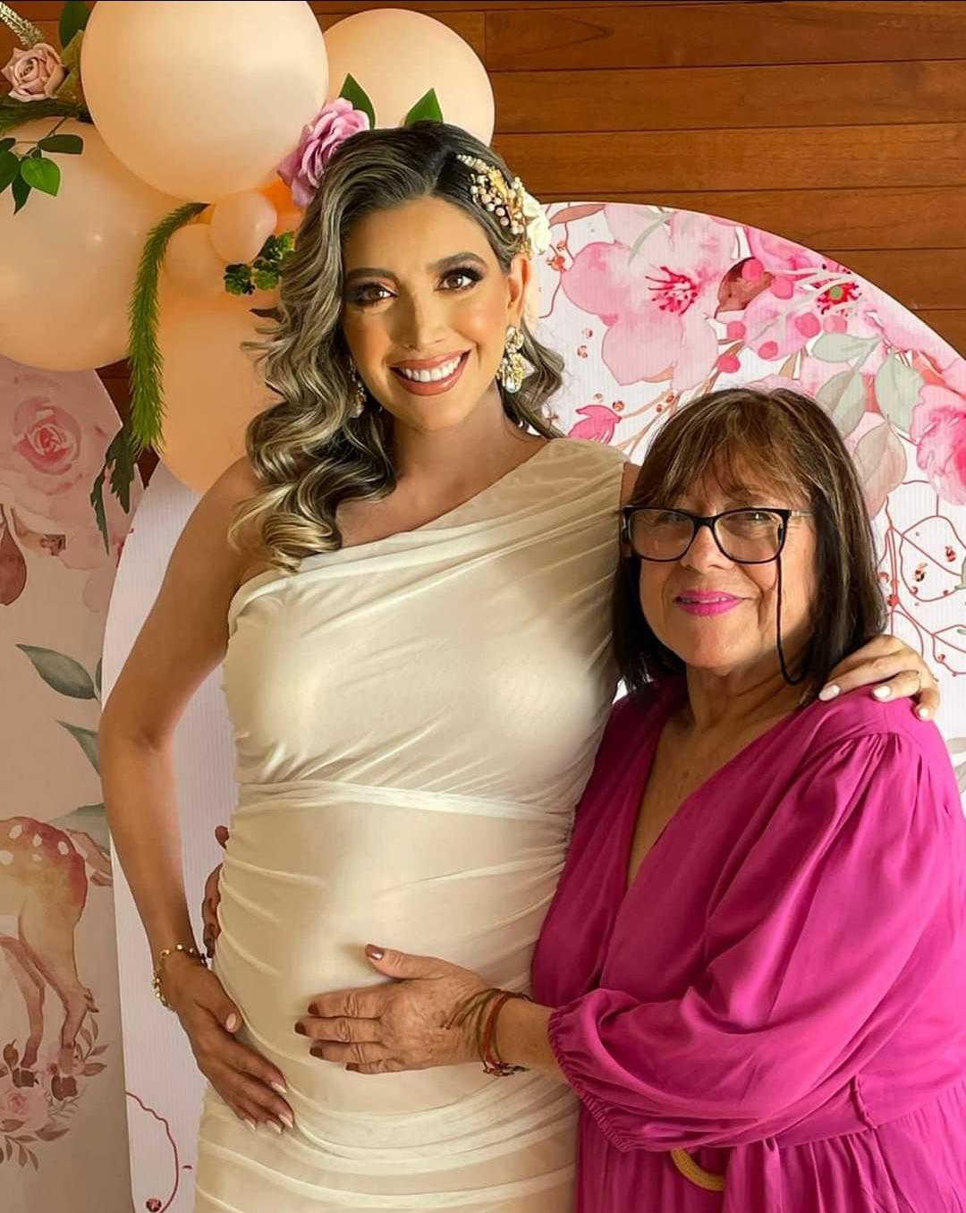 $!La festejada junto a su suegra Chayito Espinoza.