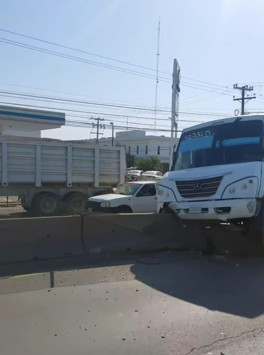 $!Choque de camión urbano en Mazatlán deja lesionados y daños materiales