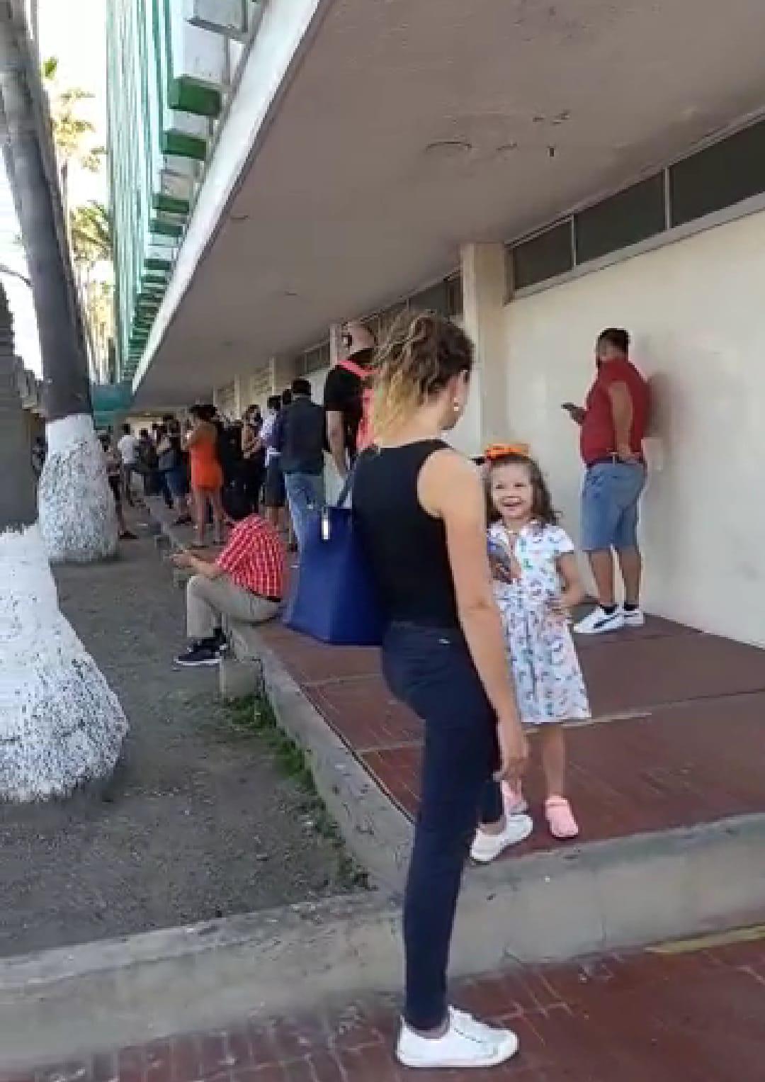$!Turistas asisten a votar en casilla especial de Conapesca, en Mazatlán
