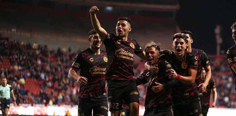 Xolos festeja su primer triunfo del torneo.