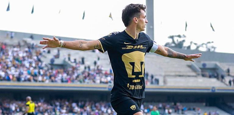 Juan Dinenno marca doblete por Pumas.
