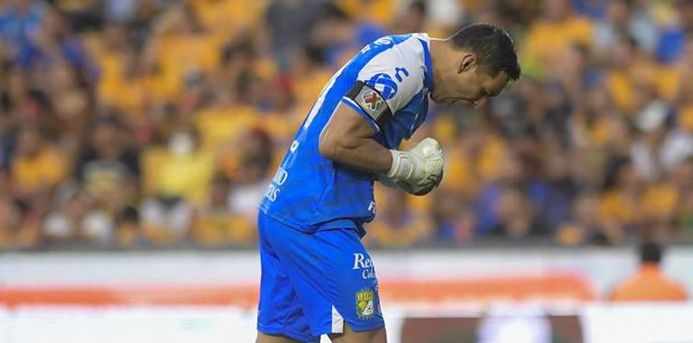 El portero mazatleco del León, Rodolfo Cota, celebra.