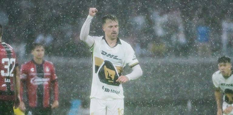 Aaron Ramsey festeja su primer gol con Pumas.