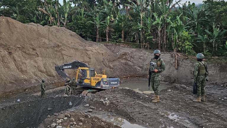 En la minería ilegal aluvial, los operadores cavan grandes socavones en la búsqueda de oro.