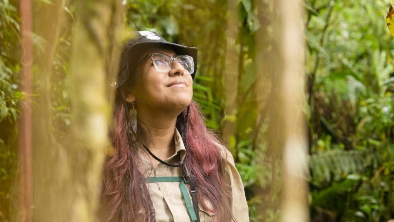 Fanny Cornejo lleva más de 15 años trabajando por la conservación del mono choro de cola amarilla, de la mano con comunidades amazónicas y andinas de los Andes Tropicales del Perú.
