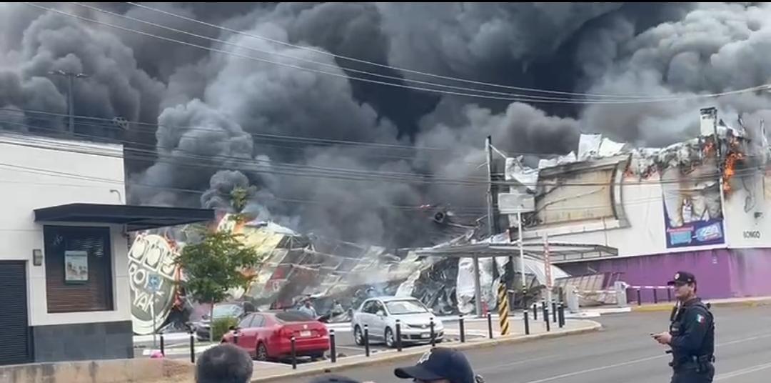 $!Cortocircuito ocasiona incendio en negocios de plaza comercial de Culiacán