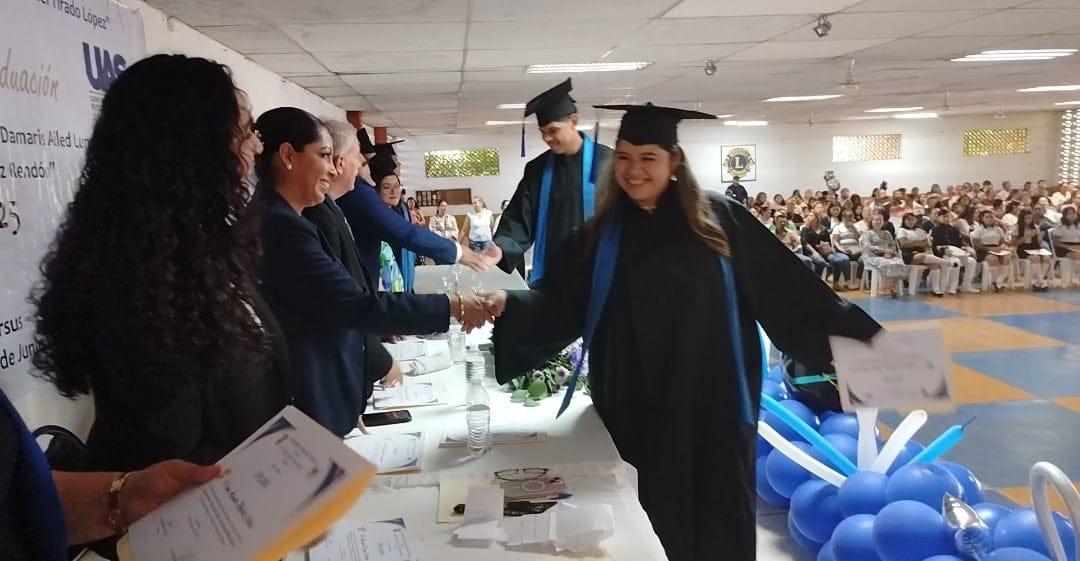 $!Egresan 220 estudiantes de la preparatoria UAS en Rosario